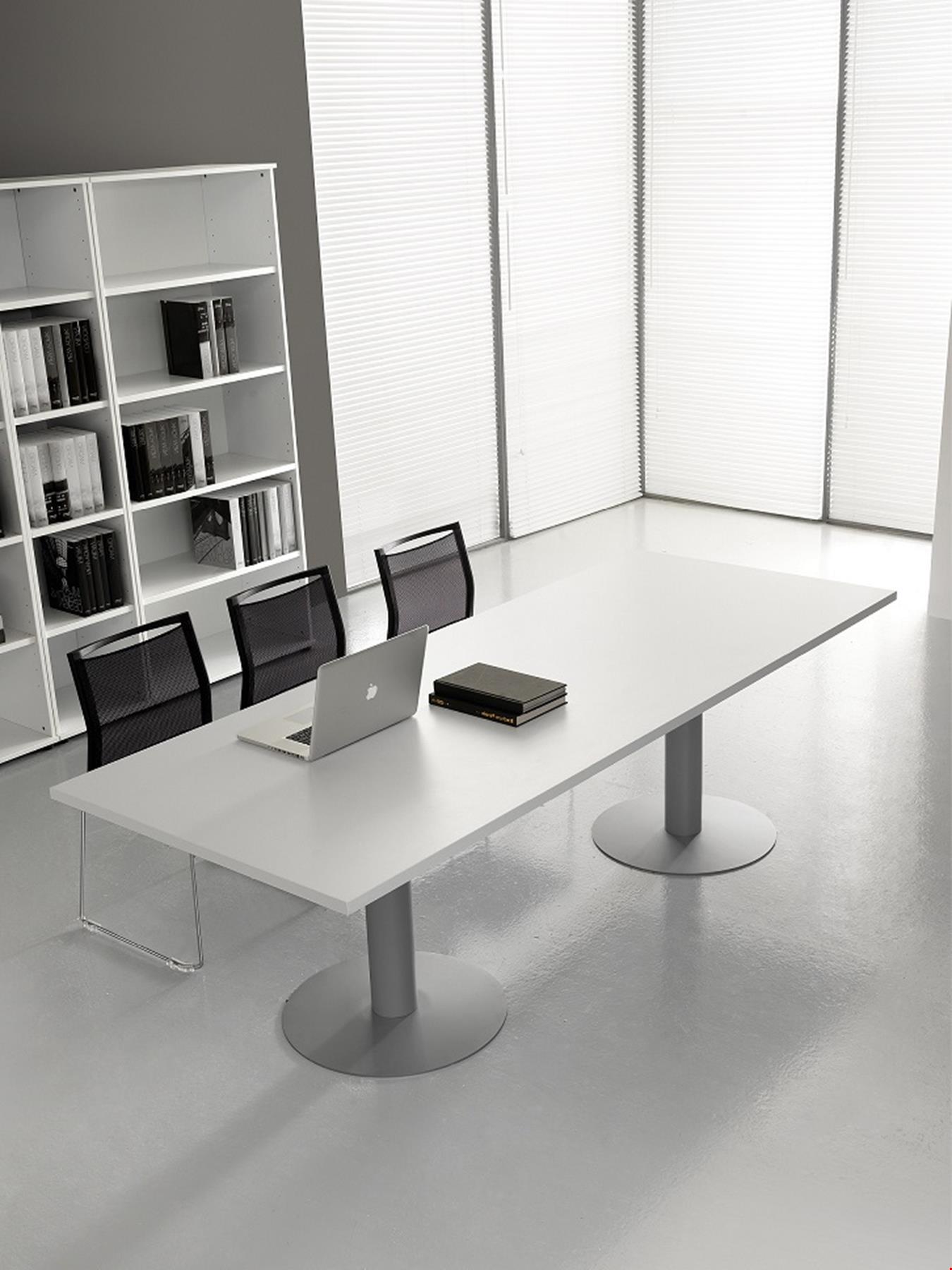 sivi konferencijski stol na okruglim nogama